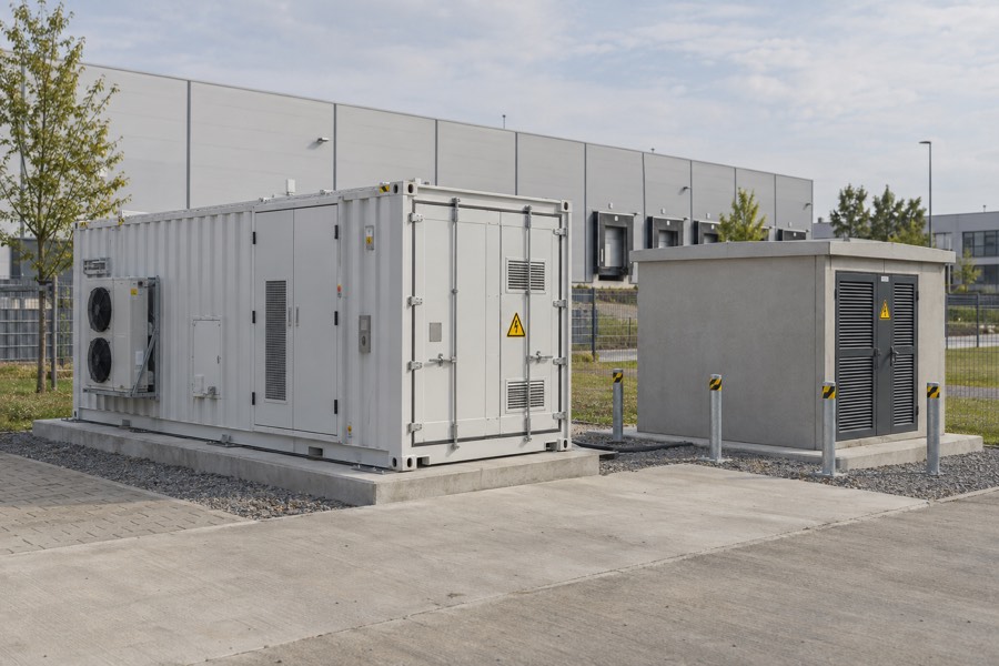 Batteriespeicher-Container und Trafostation für E-LKW-Ladeinfrastruktur